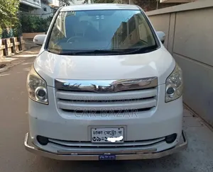 Toyota Noah 2.0 143hp FWD (8 Seater) 2009 White