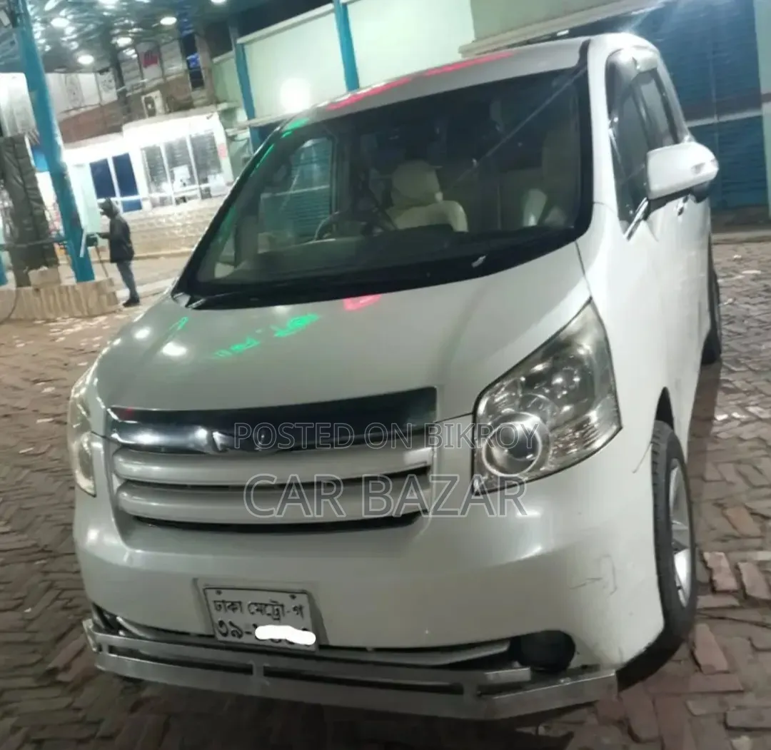 Toyota Noah 2.0 143hp FWD (8 Seater) 2009 White