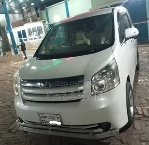 Toyota Noah 2.0 143hp FWD (8 Seater) 2009 White