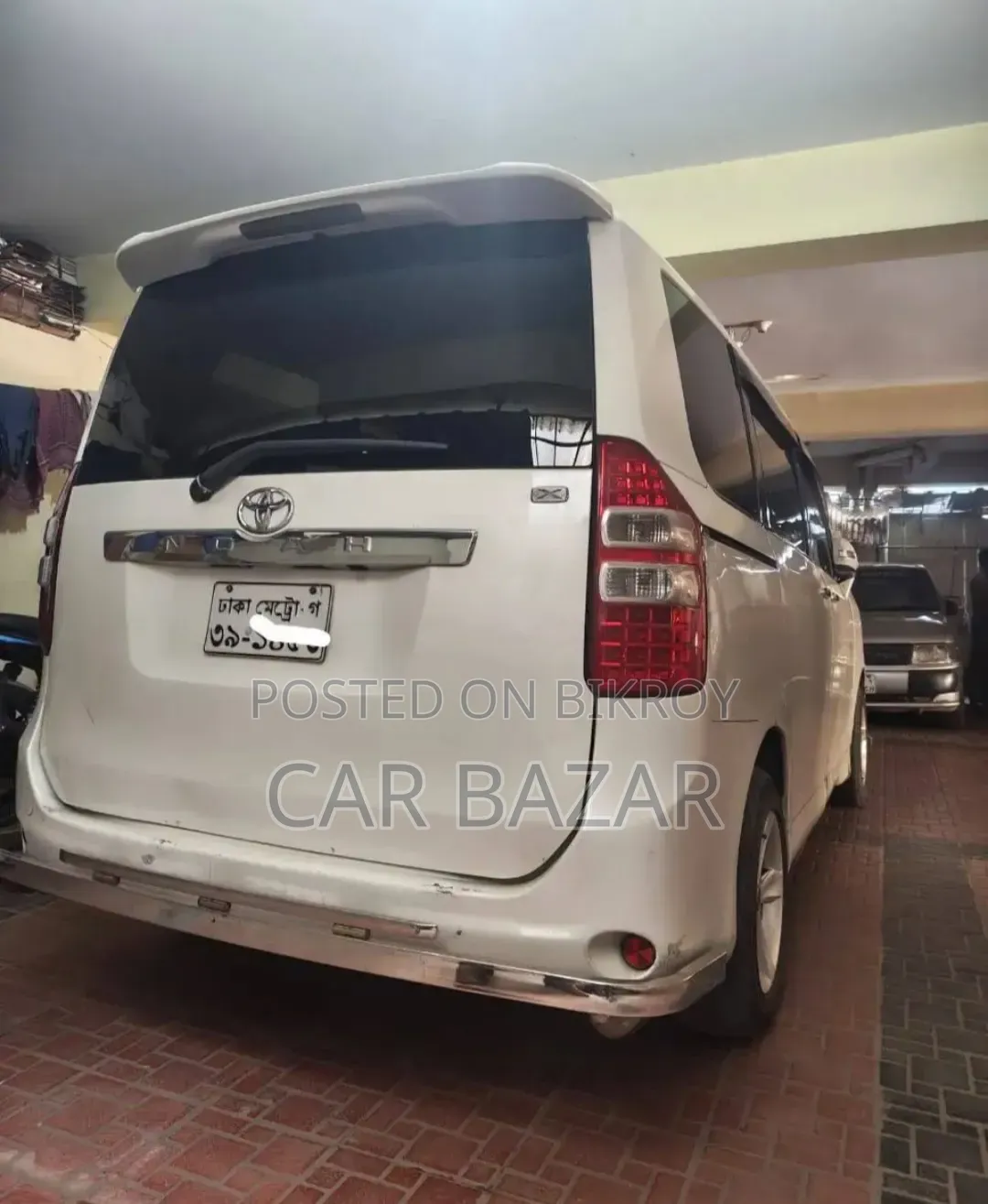 Toyota Noah 2.0 143hp FWD (8 Seater) 2009 White