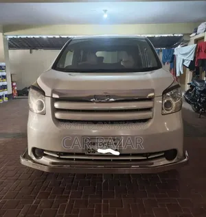 Toyota Noah 2.0 143hp FWD (8 Seater) 2009 White