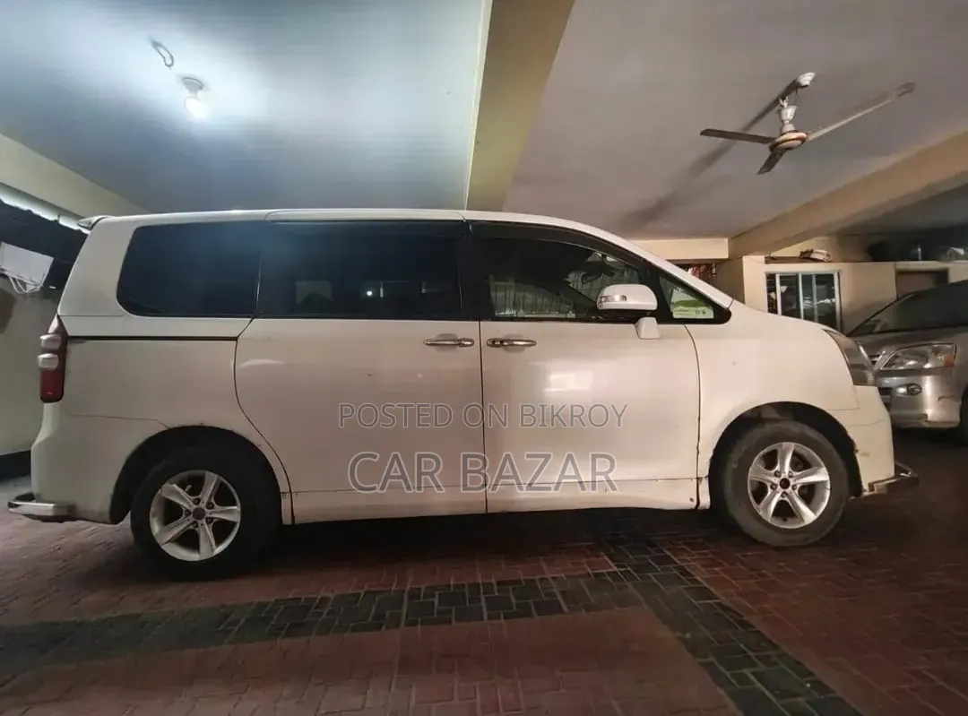 Toyota Noah 2.0 143hp FWD (8 Seater) 2009 White