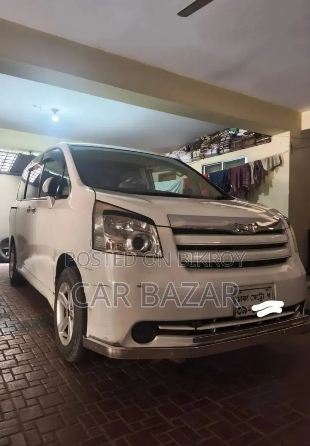 Toyota Noah 2.0 143hp FWD (8 Seater) 2009 White