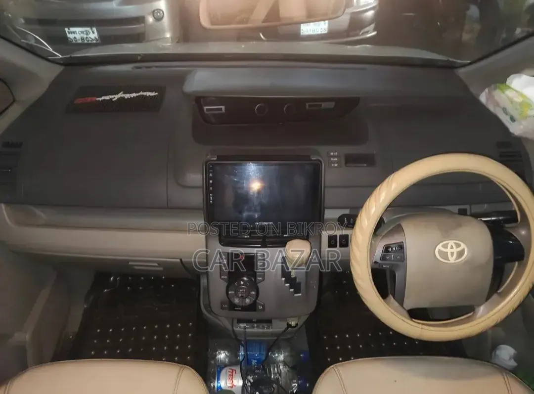Toyota Noah 2.0 143hp FWD (8 Seater) 2009 White