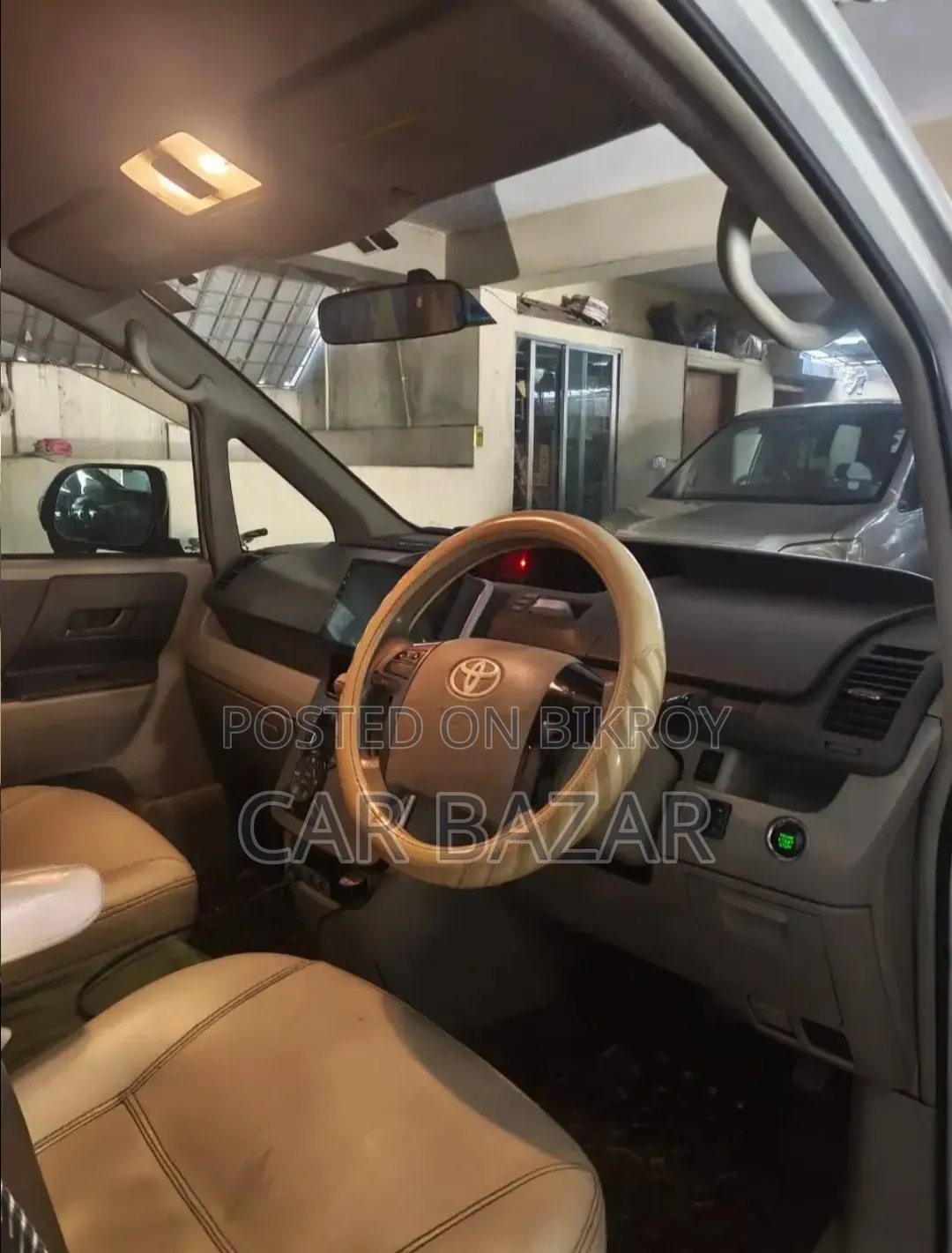 Toyota Noah 2.0 143hp FWD (8 Seater) 2009 White