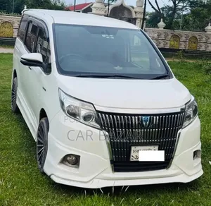 টয়োটা নোহা ১.৮ এফডব্লিউডি হাইব্রিড (৭ সিটার) ২০১৫ সাদা