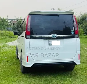 টয়োটা নোহা ১.৮ এফডব্লিউডি হাইব্রিড (৭ সিটার) ২০১৫ সাদা