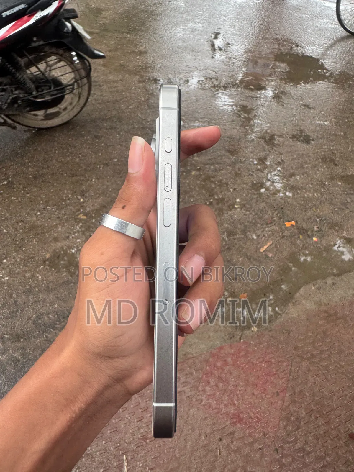 অ্যাপল আইফোন ১৫ প্রো ১২৮ জিবি হোয়াইট