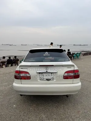 টয়োটা করোলা ২০০০ সাদা