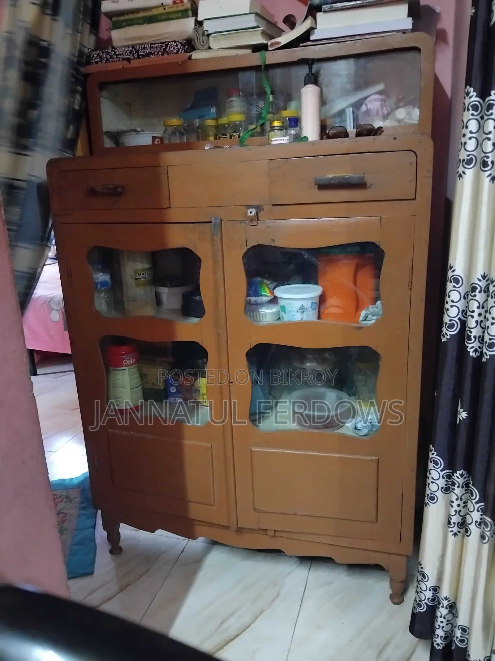 মিটসেফ এবং শোকেস