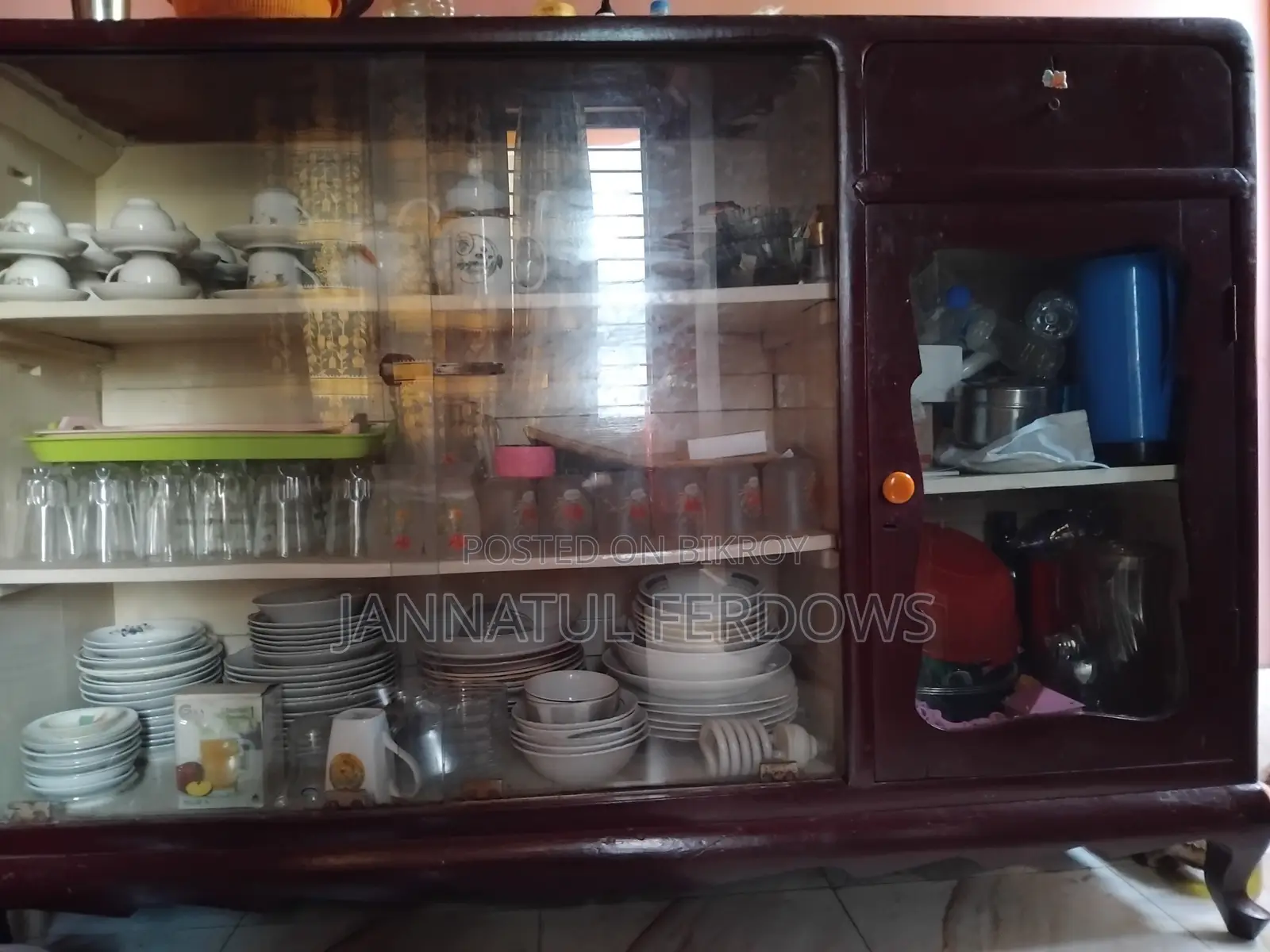মিটসেফ এবং শোকেস