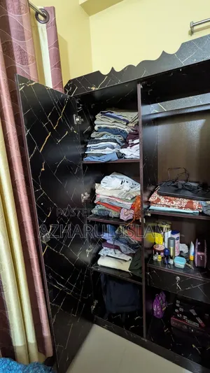 দুই পার্টের আলমারি বিক্রি করা হবে আয়না সহ