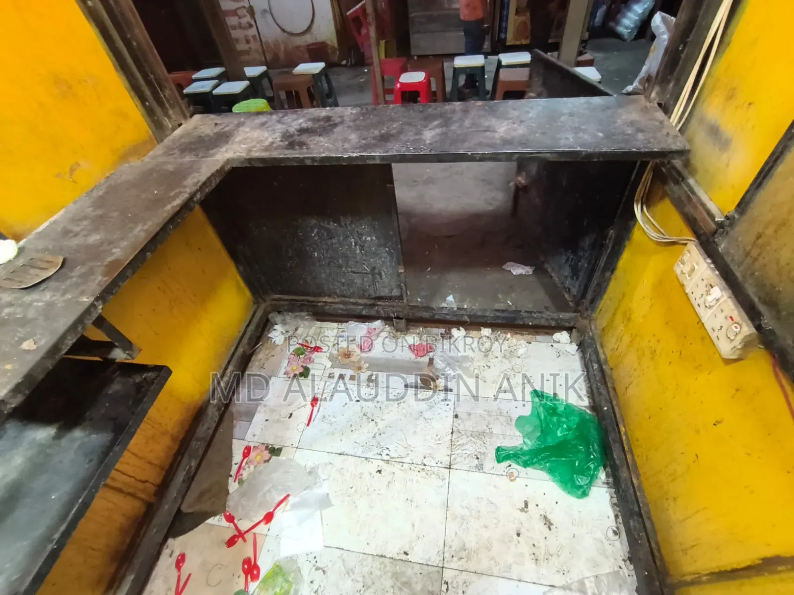 একটি ফুল লোহার তৈরি ফুডকার্ট বিক্রি হবে।