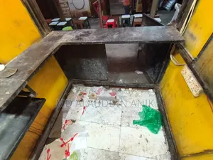 একটি ফুল লোহার তৈরি ফুডকার্ট বিক্রি হবে।
