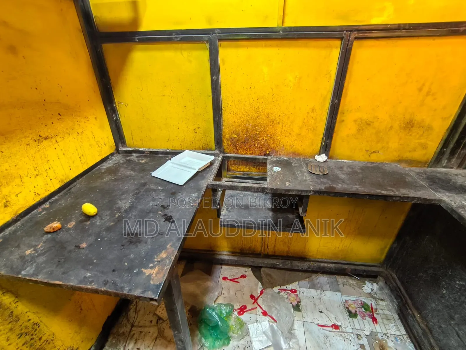 একটি ফুল লোহার তৈরি ফুডকার্ট বিক্রি হবে।