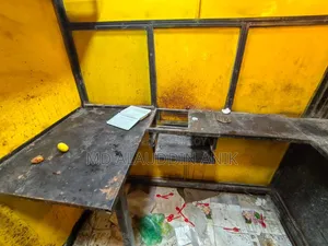 একটি ফুল লোহার তৈরি ফুডকার্ট বিক্রি হবে।