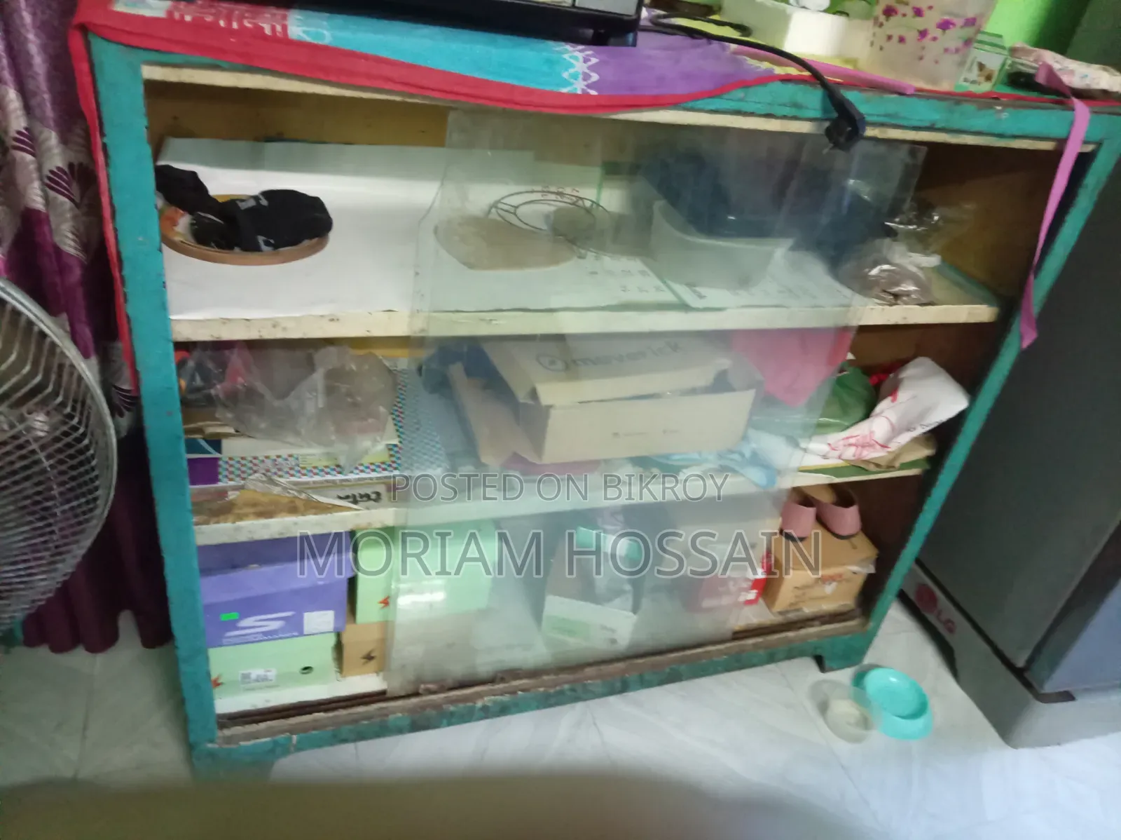 স্টিলের শোকেস