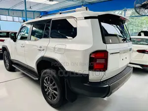 নতুন টয়োটা ল্যান্ড ক্রুজার প্রাডো ২.৭ ২০২৫ পার্ল