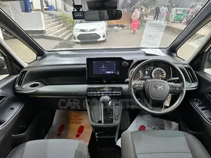 টয়োটা নোয়া ২০২২ ব্রাউন