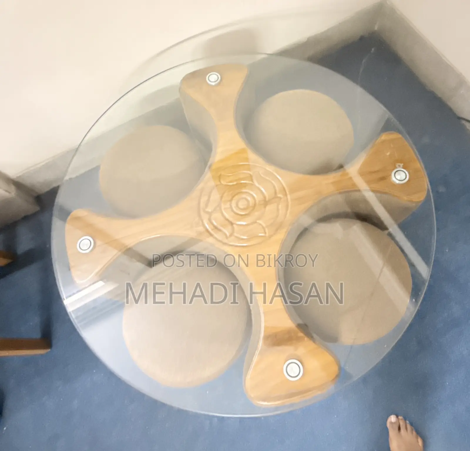 ৪টি টুল সহ গোল কাঁচের সেন্টার টেবিল বিক্রয়ের জন্য