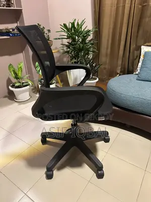 সেকেন্ড হ্যান্ড চেয়ার