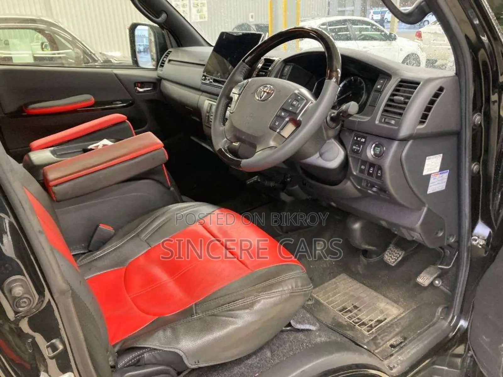 Toyota HiAce 2021 Black