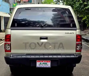 Toyota Hilux 2.5 D-4D SRX ২০১১ সিলভার