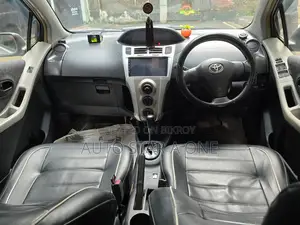 Toyota Vitz 1.0 Front-Wheel Drive 5-Door 2009 Silver