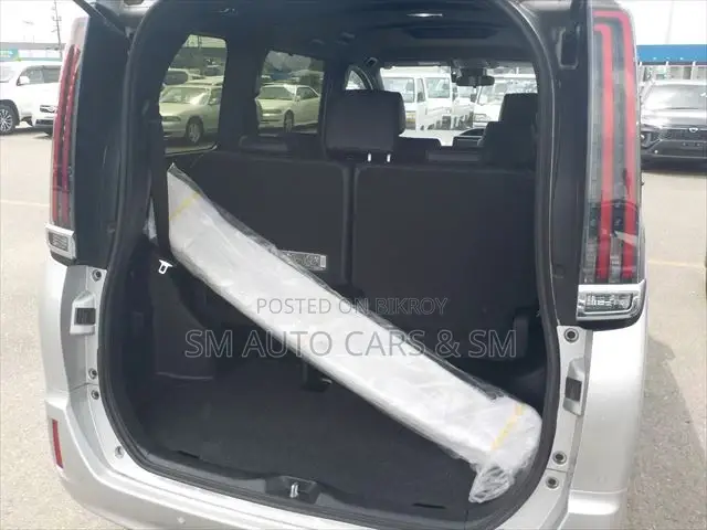 Toyota Esquire 2.0 FWD (8 Seater) 2021 Silver