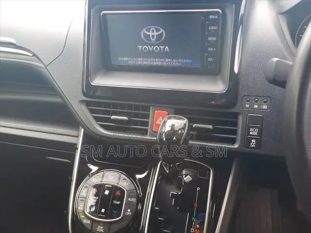 Toyota Esquire 2.0 FWD (8 Seater) 2021 Silver