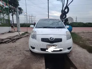 টয়োটা ভিটজ ২০০৮ সাদা