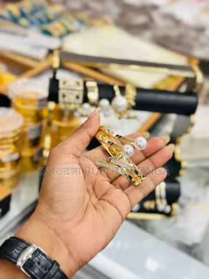 ব্রসলেট 
শুরু মূল্য ২৯০ টাকা
 রঙ গ্যারান্টি
