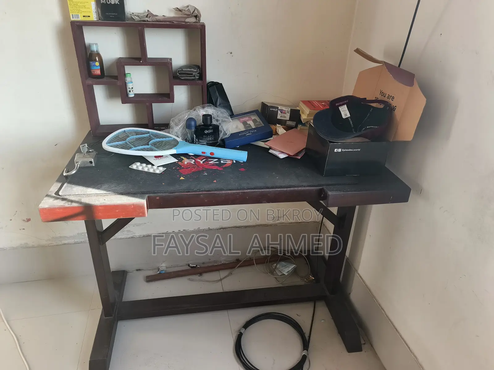 সেগুন কাঠের টেবিল