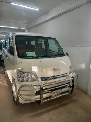 টয়োটা নোয়া ২০১০ সাদা