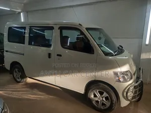 টয়োটা নোয়া ২০১০ সাদা
