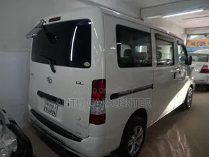 টয়োটা নোয়া ২০১০ সাদা