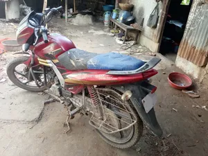 মহিন্দ্রা সেঞ্চুরো ২০২১ লাল