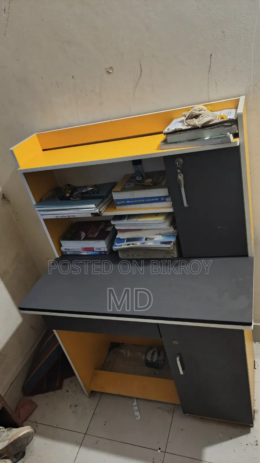 পড়ার টেবিল ও চেয়ার এবং একটি খাট সহ