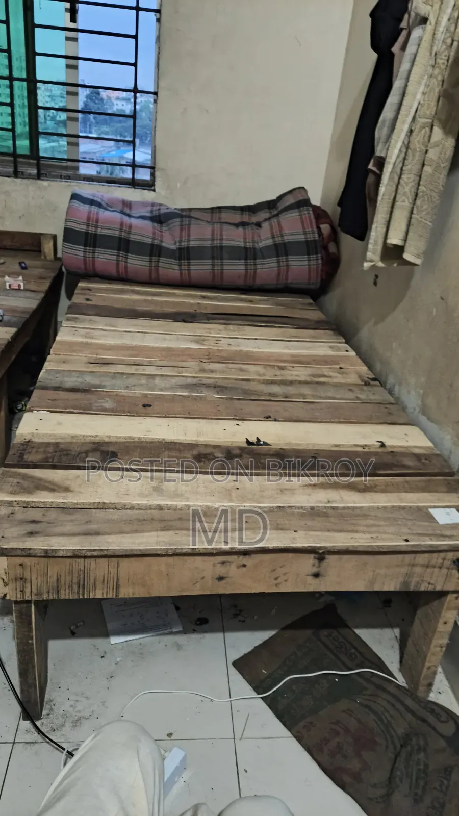 পড়ার টেবিল ও চেয়ার এবং একটি খাট সহ