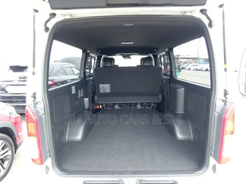 Toyota HiAce 2022 White