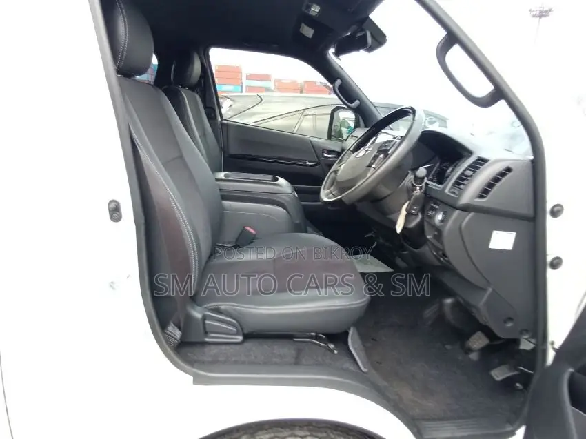 Toyota HiAce 2022 White
