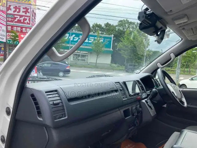Toyota HiAce 2021 White