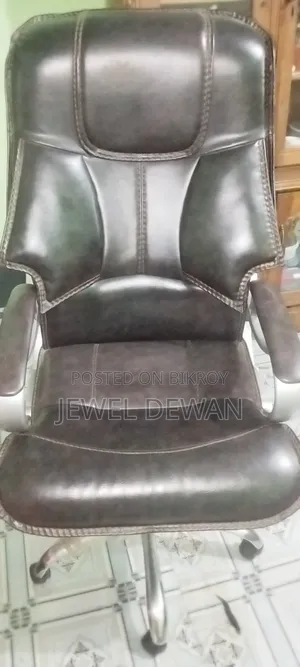 আরামদায়ক একটি বস চেয়ার এবং দুটি অফিসিয়াল চেয়ার