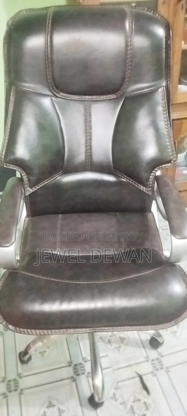আরামদায়ক একটি বস চেয়ার এবং দুটি অফিসিয়াল চেয়ার