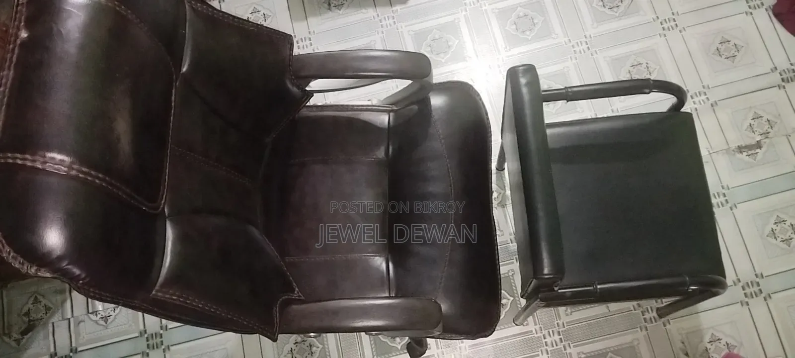 আরামদায়ক একটি বস চেয়ার এবং দুটি অফিসিয়াল চেয়ার