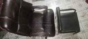 আরামদায়ক একটি বস চেয়ার এবং দুটি অফিসিয়াল চেয়ার
