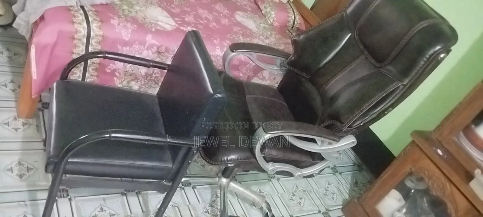 আরামদায়ক একটি বস চেয়ার এবং দুটি অফিসিয়াল চেয়ার