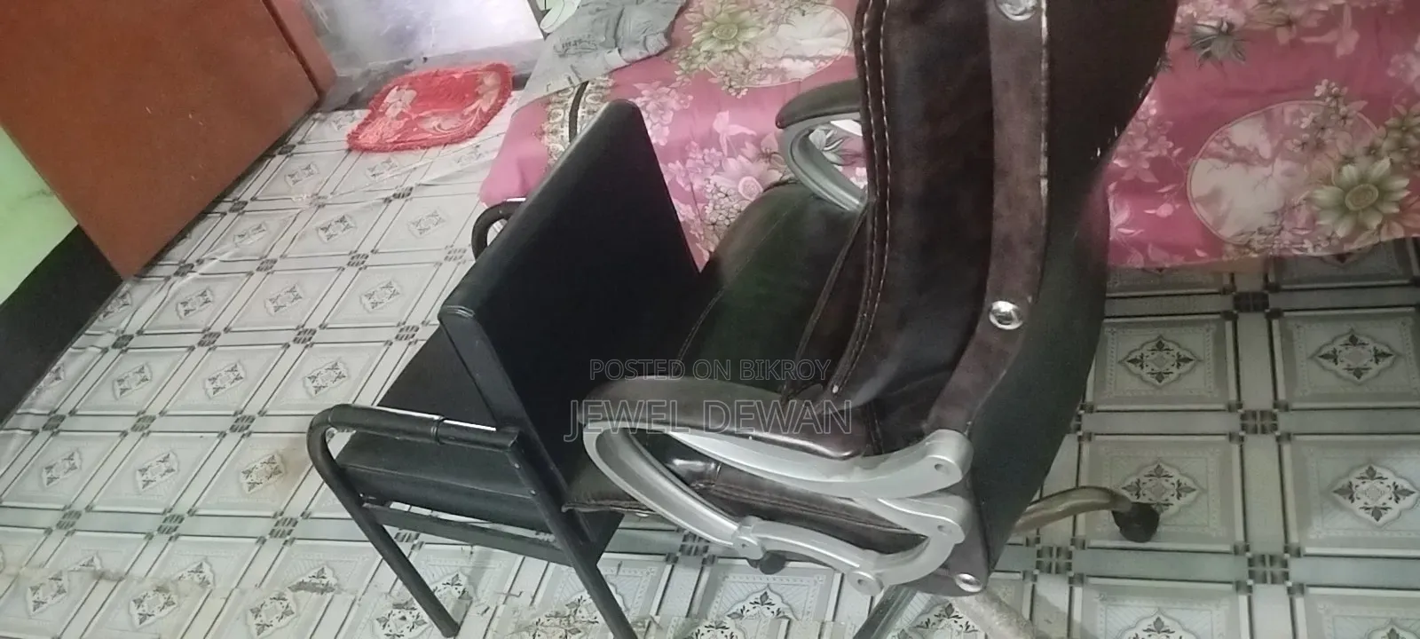 আরামদায়ক একটি বস চেয়ার এবং দুটি অফিসিয়াল চেয়ার