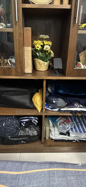 Showcase & Bookshelf