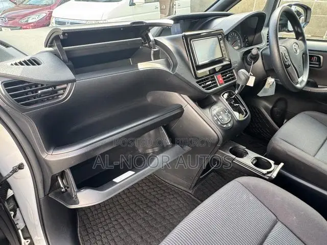 Toyota Noah 2021 White